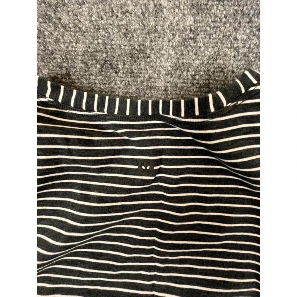 Lululemon Top Womens White Black‎ Striped Sleeveless Activewear No size tag L?